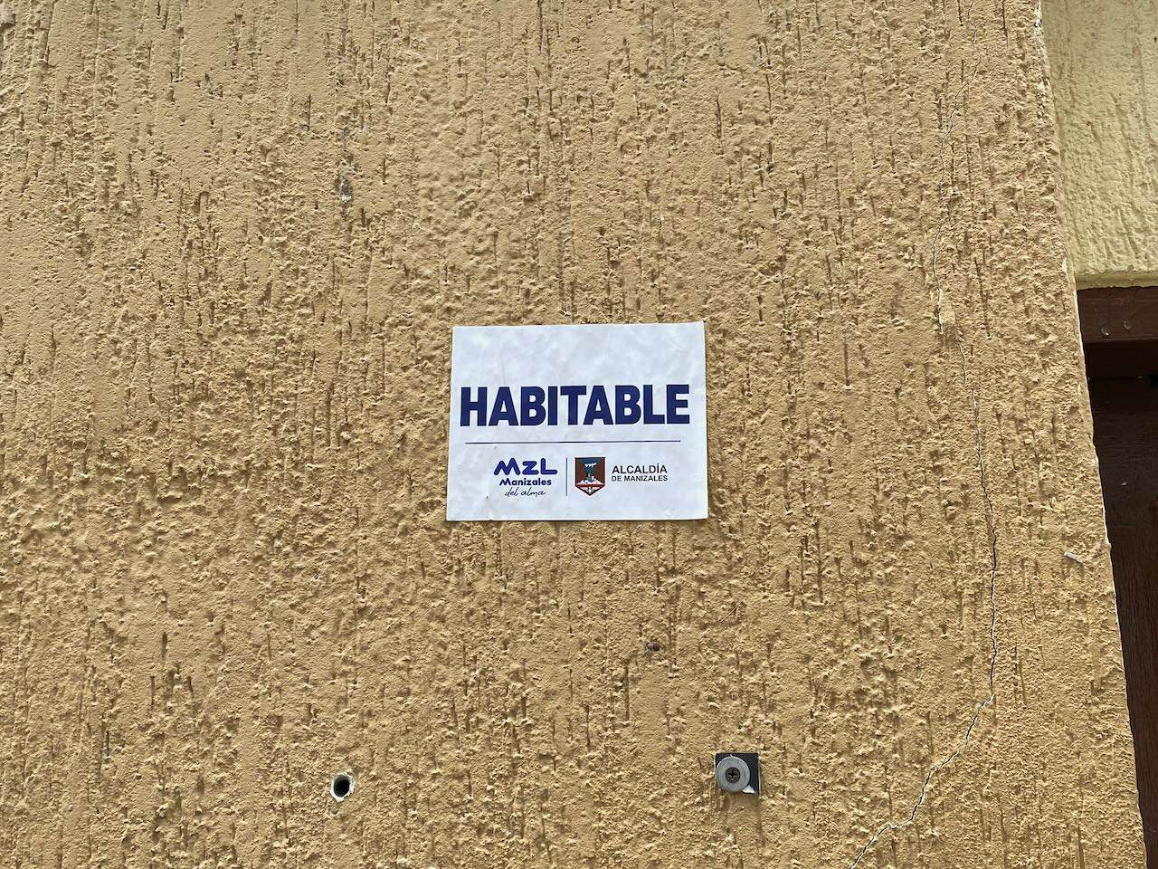 Gute Nachricht: Das Gebäude ist geprüft und bewohnbar. (Bild: M. Schäfer)