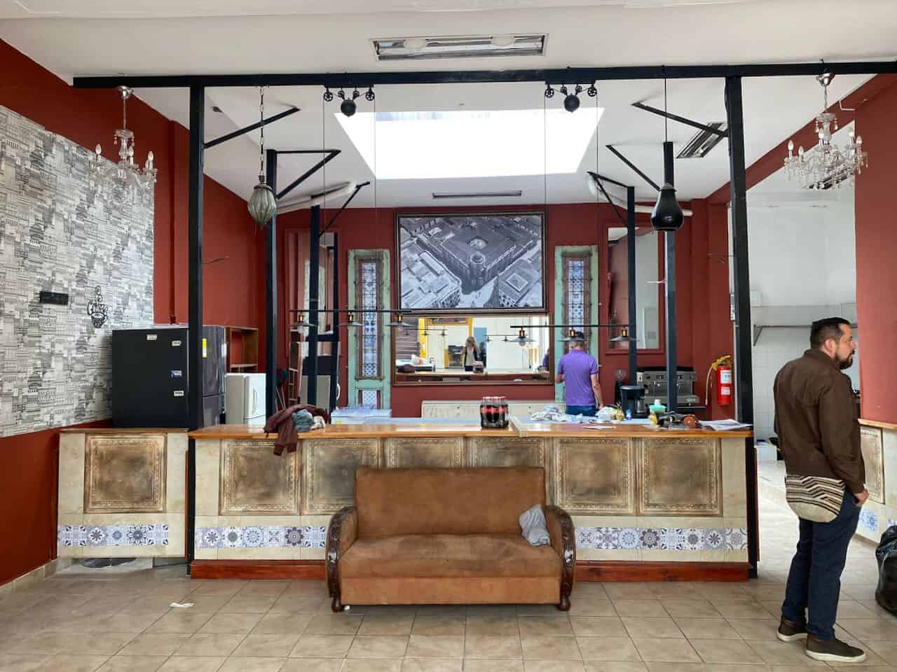 Eine alte Theke und ein altes Sofa