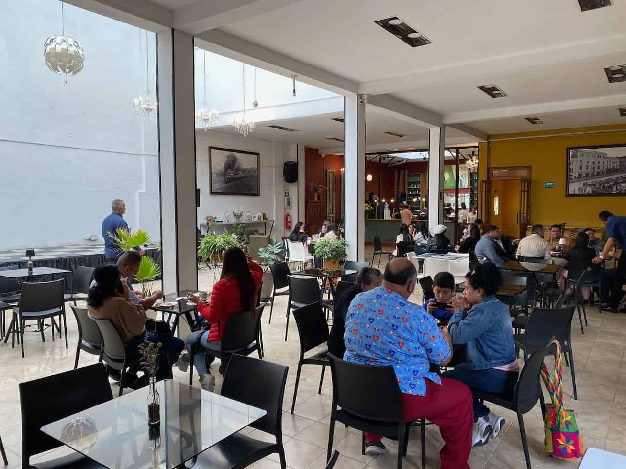 Gäste in einem Café