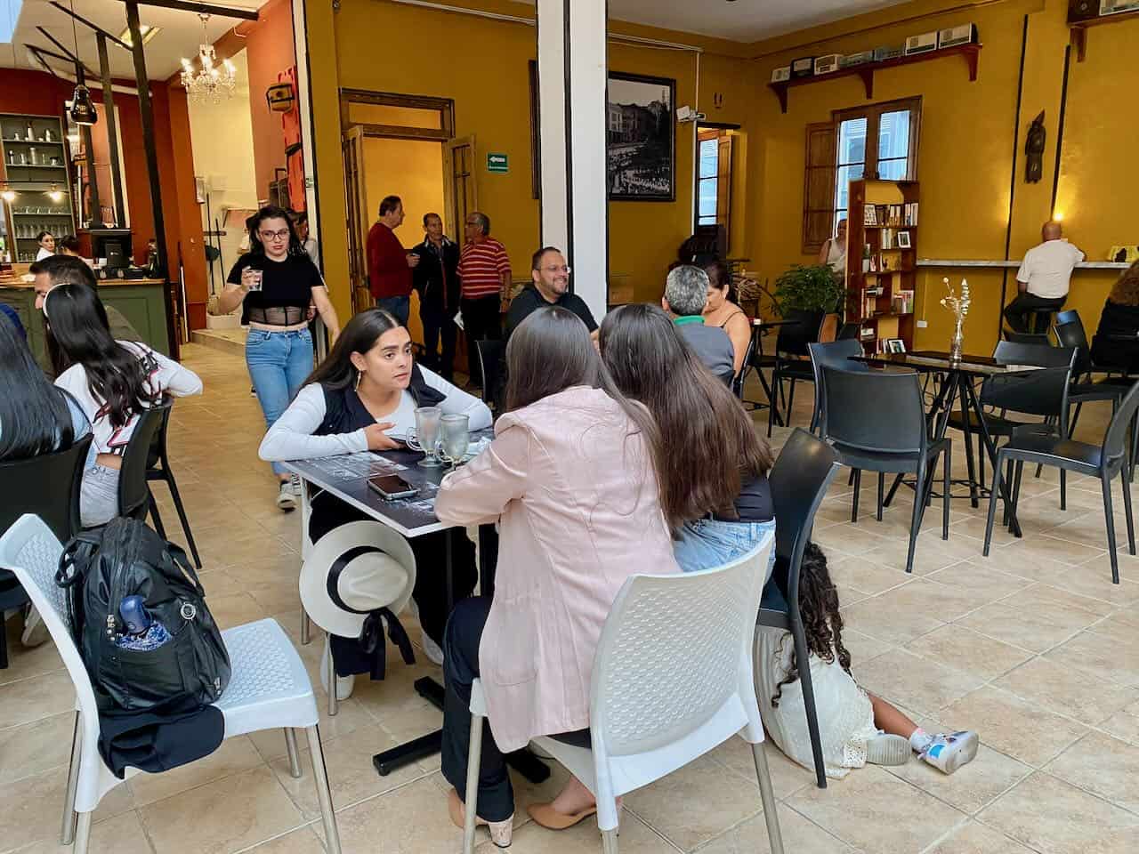 Gäste in einem Café