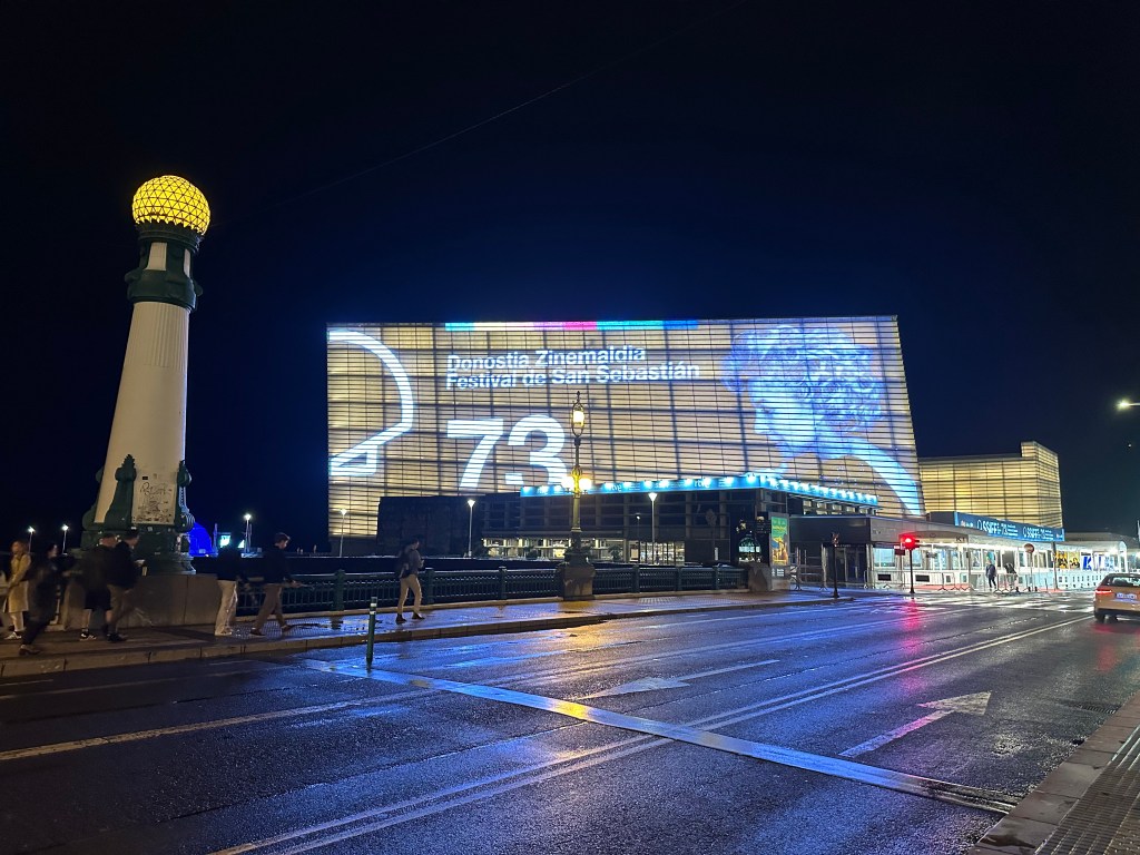 Marisa Paredes auf dem Festivalpalast Kursaal 2025