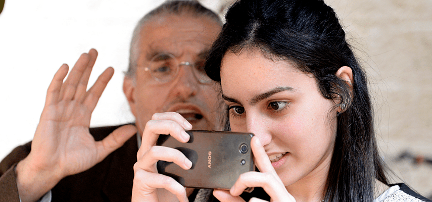 arab smartphone