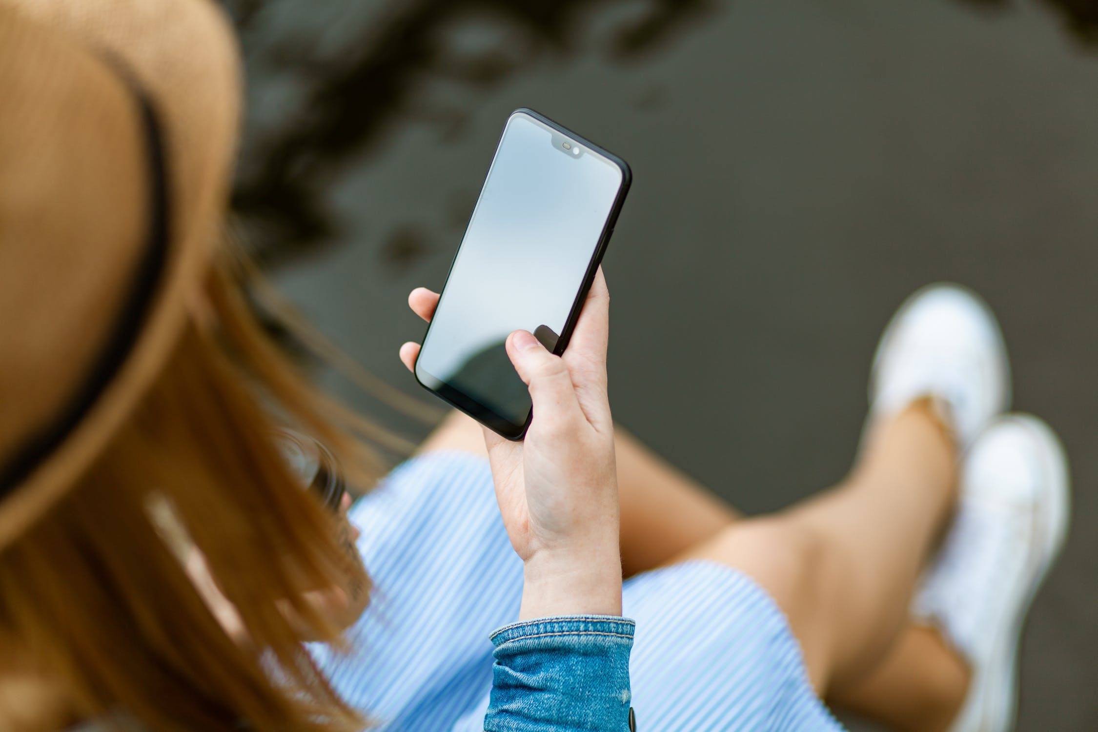 UCL-Studie zeigt alarmierende Auswirkungen von Internetabhängigkeit auf Gehirn und Verhalten bei Jugendlichen
