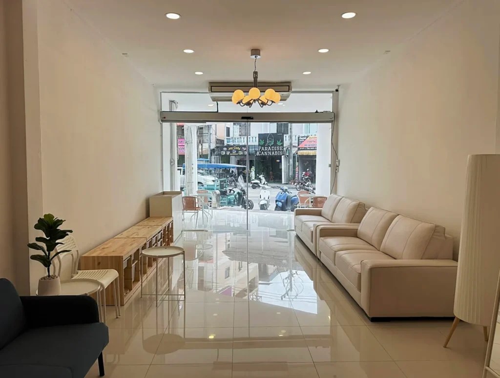 芭提雅网红洗头店：Sharr Barbershop，学生妹制服洗头 -芭提雅皇帝洗头插图1