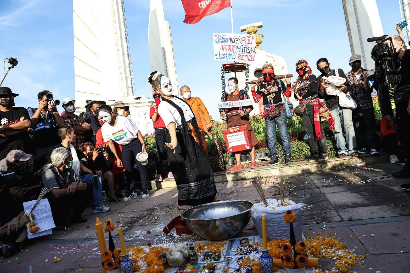 Protesters hold curse ritual at Democracy Monument – Thai Newsroom