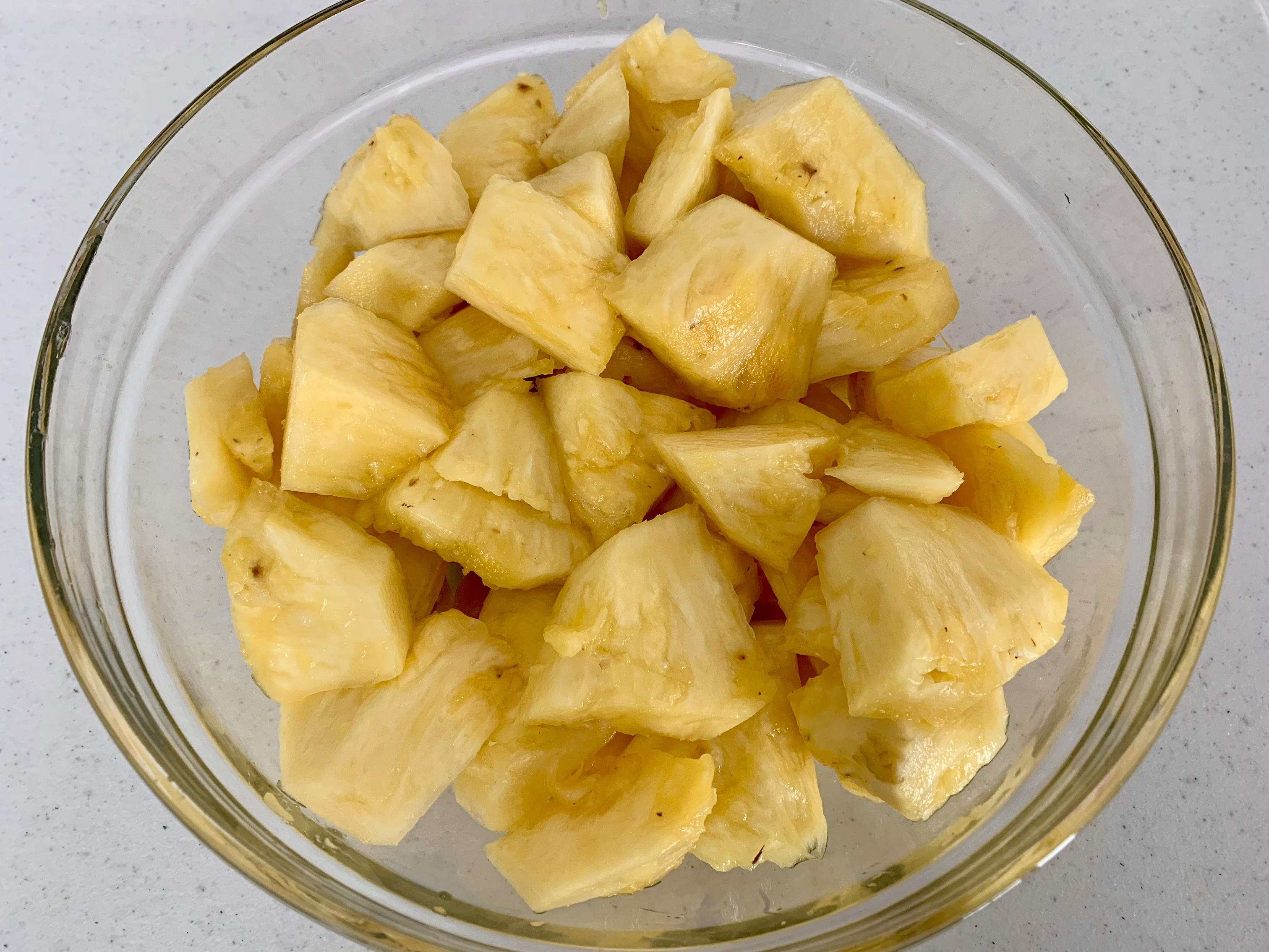 HOW TO CUT A PINEAPPLE