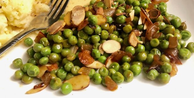 Peas and onions with toasted almonds