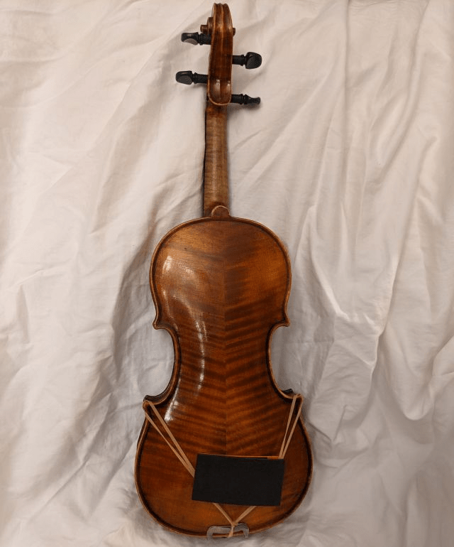 Shoulder Buddy on 1/4 violin"