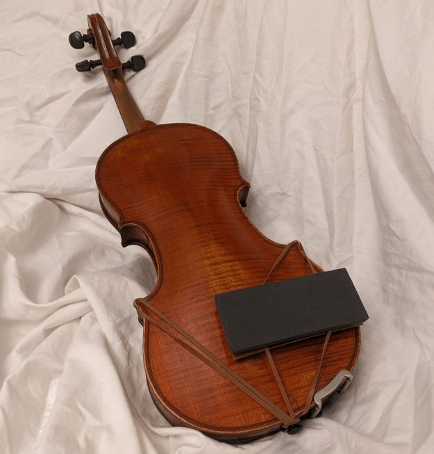ArcRest Universal side-mounted on a full size violin"
