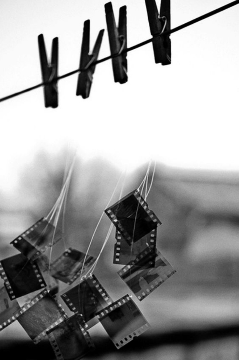 Кусочки фотопленки на прищепках