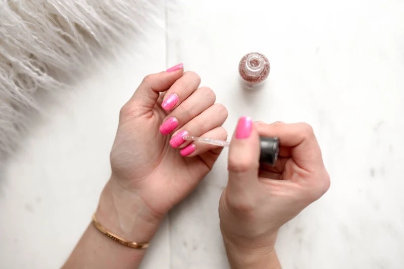 How to Remove Nail Polish Without Remover (12 Ways) - TheBoBs.com (2025)