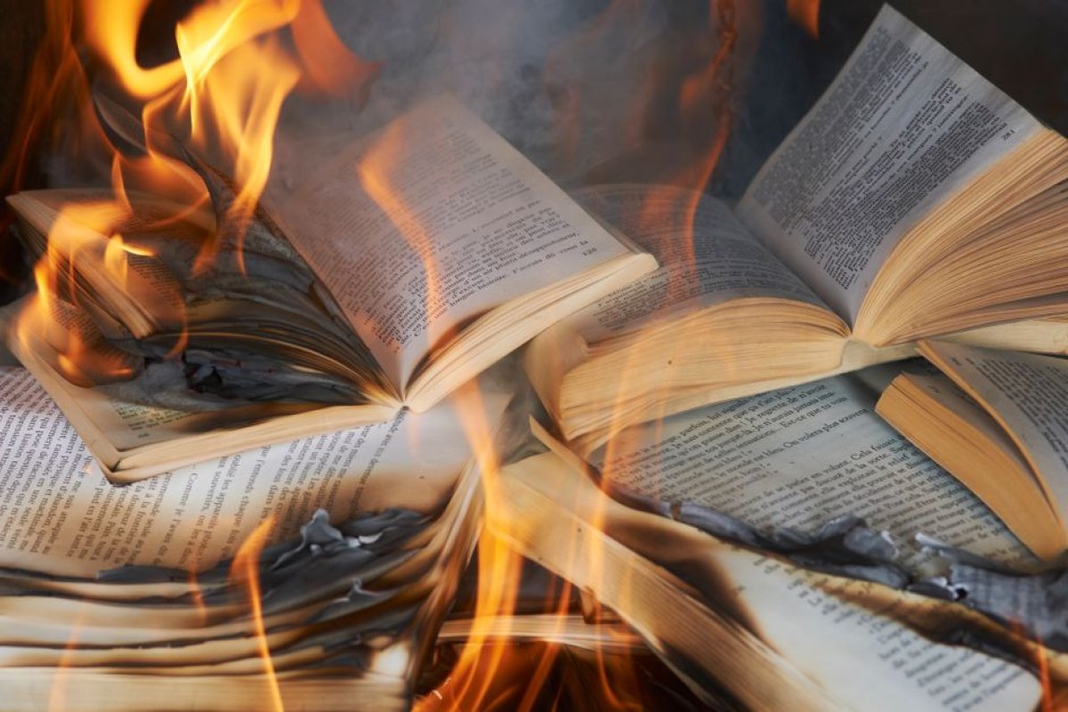 Review: The Relevant Fahrenheit 451 by Ray Bradbury