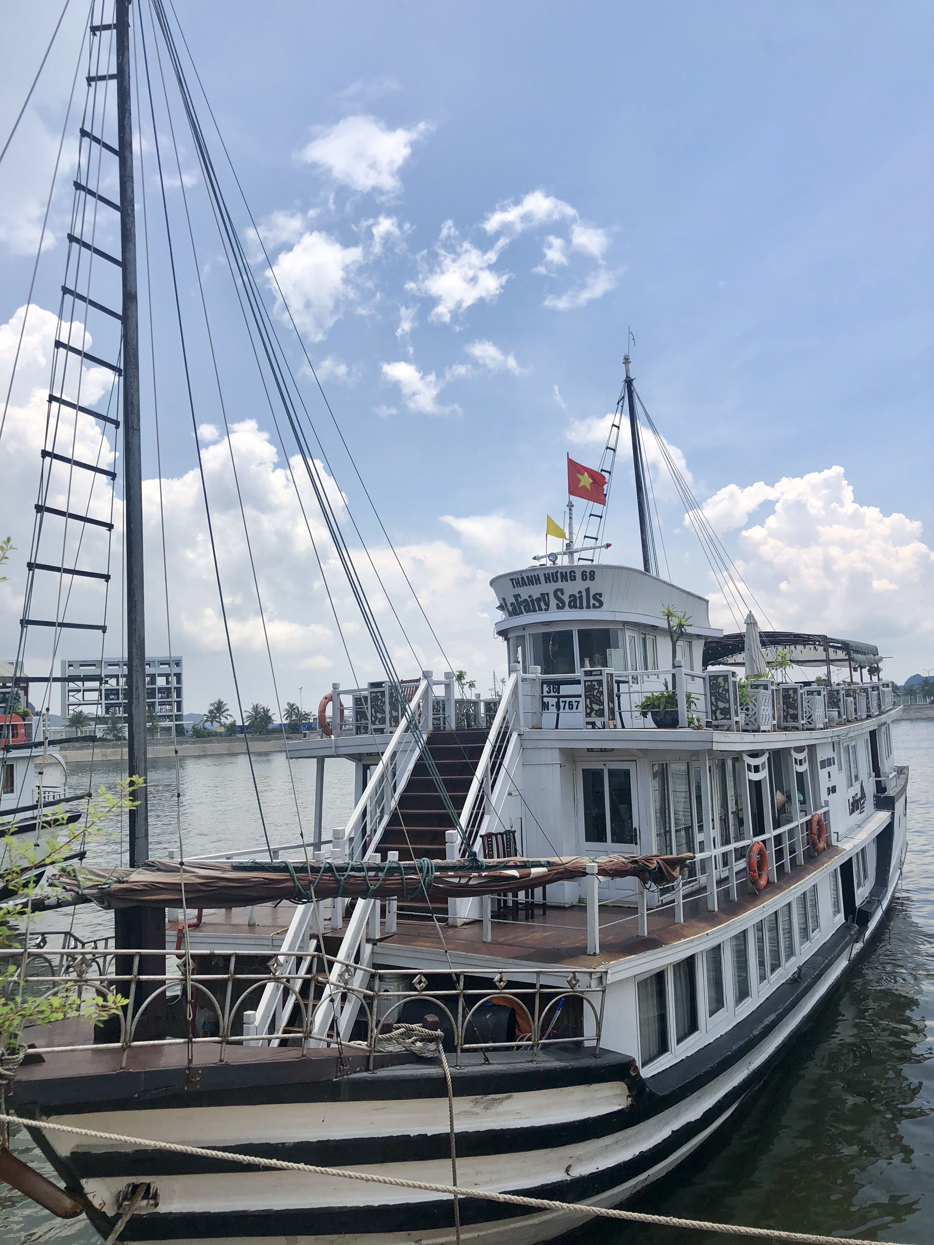 LaFairy overnight boat cruise in Halong Bay