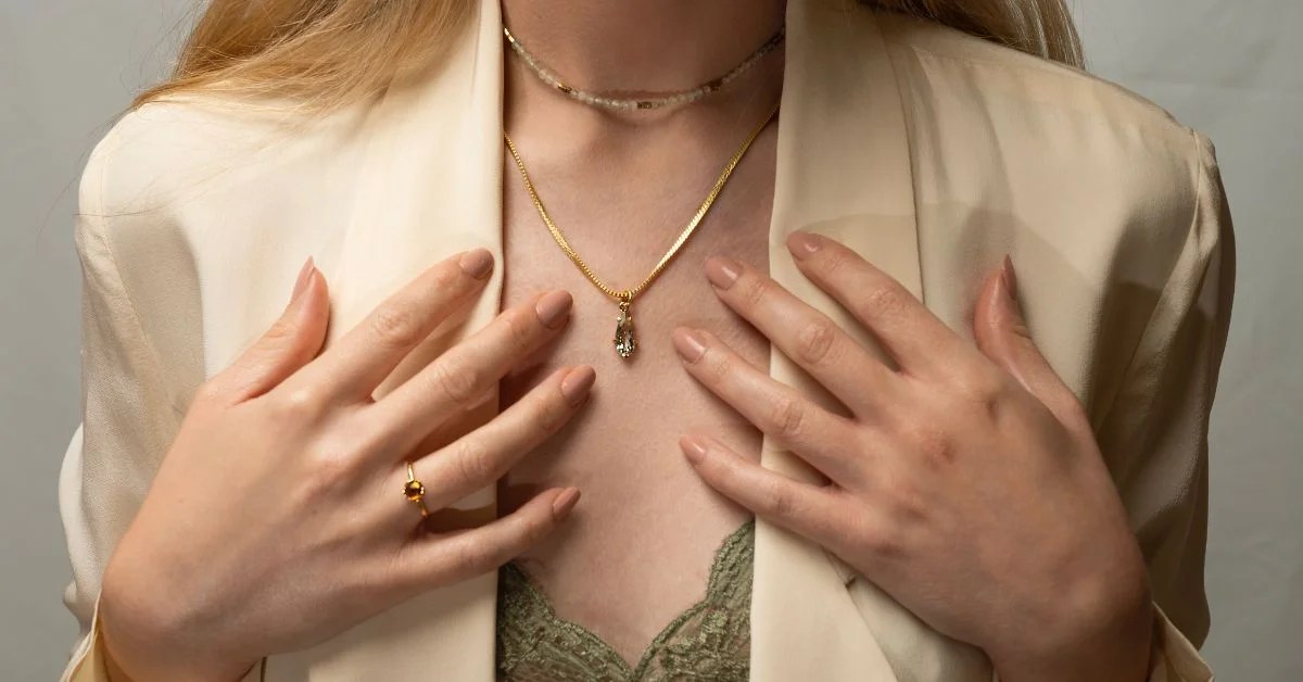 Woman wearing a green amethyst necklace