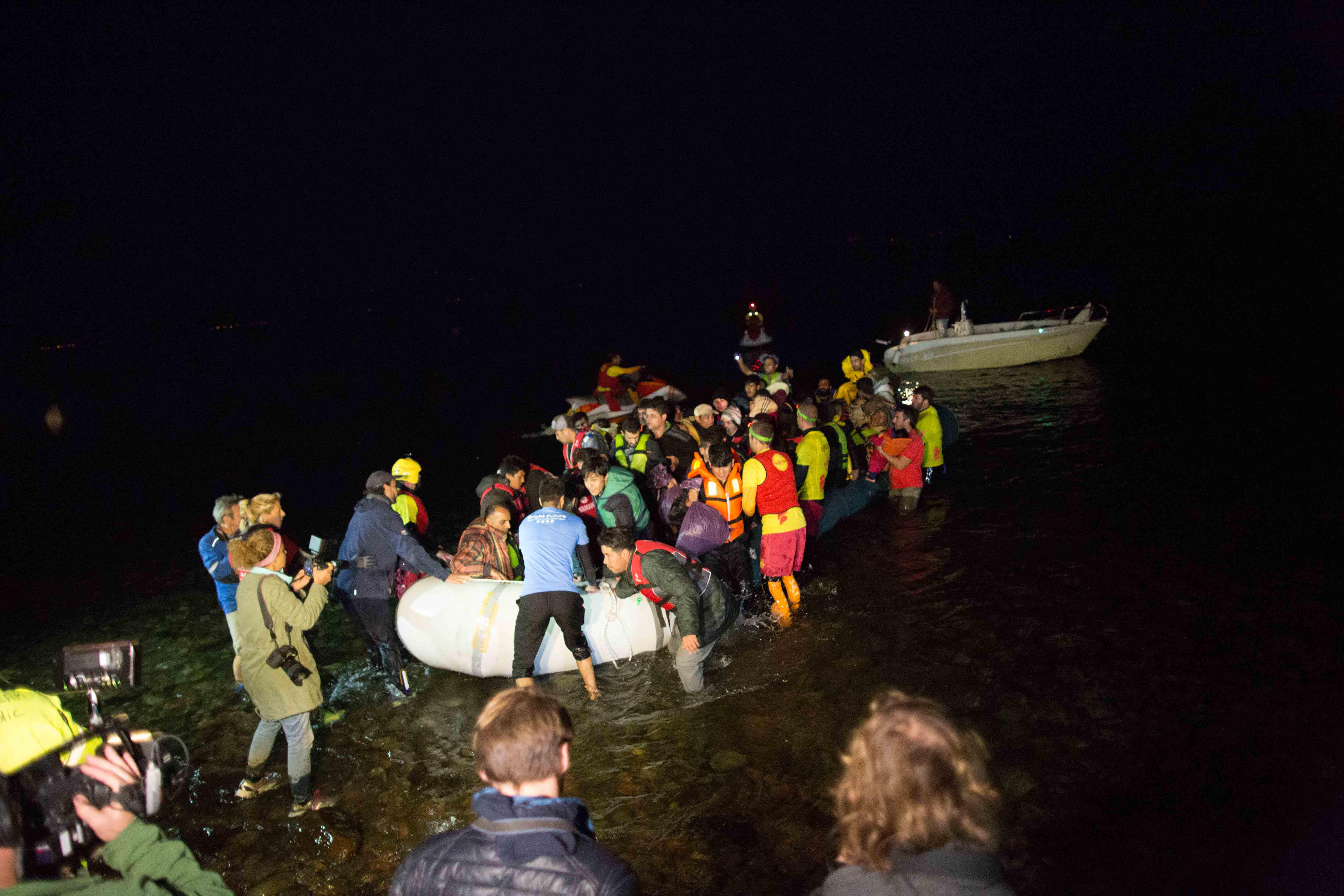 Night on the beach, this is a lucky landing surrounded by life guards and jet-skis. Many night landing are received by a handfull of smugglers, there to recover the engine of the boat.