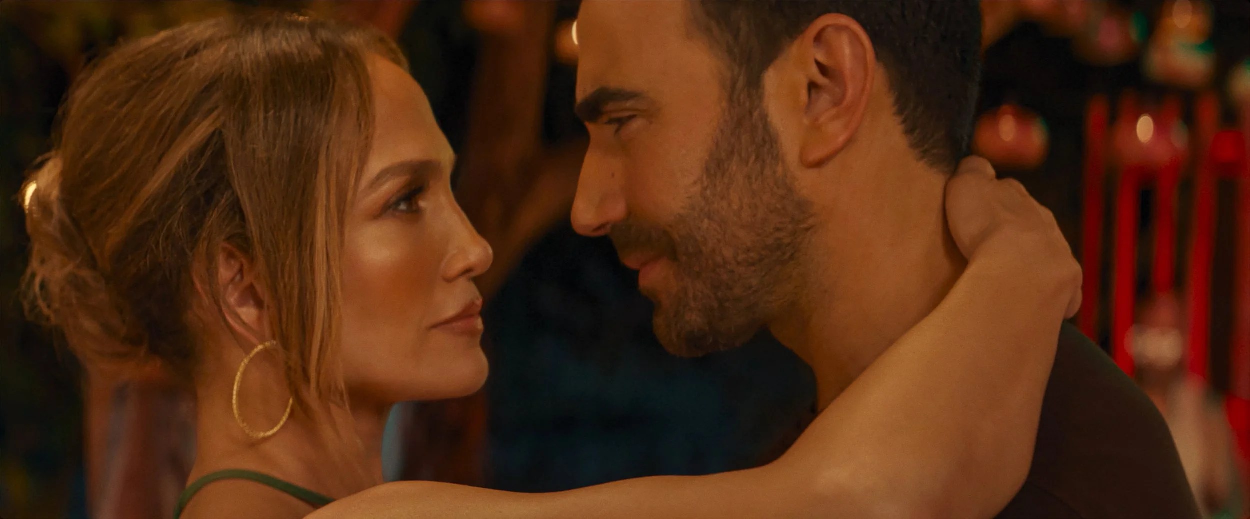 (L-R) Jennifer Lopez as Jackie Cruz and Brett Goldstein as Daniel Blanchflower in Office Romance. Cr. Netflix © 2026.