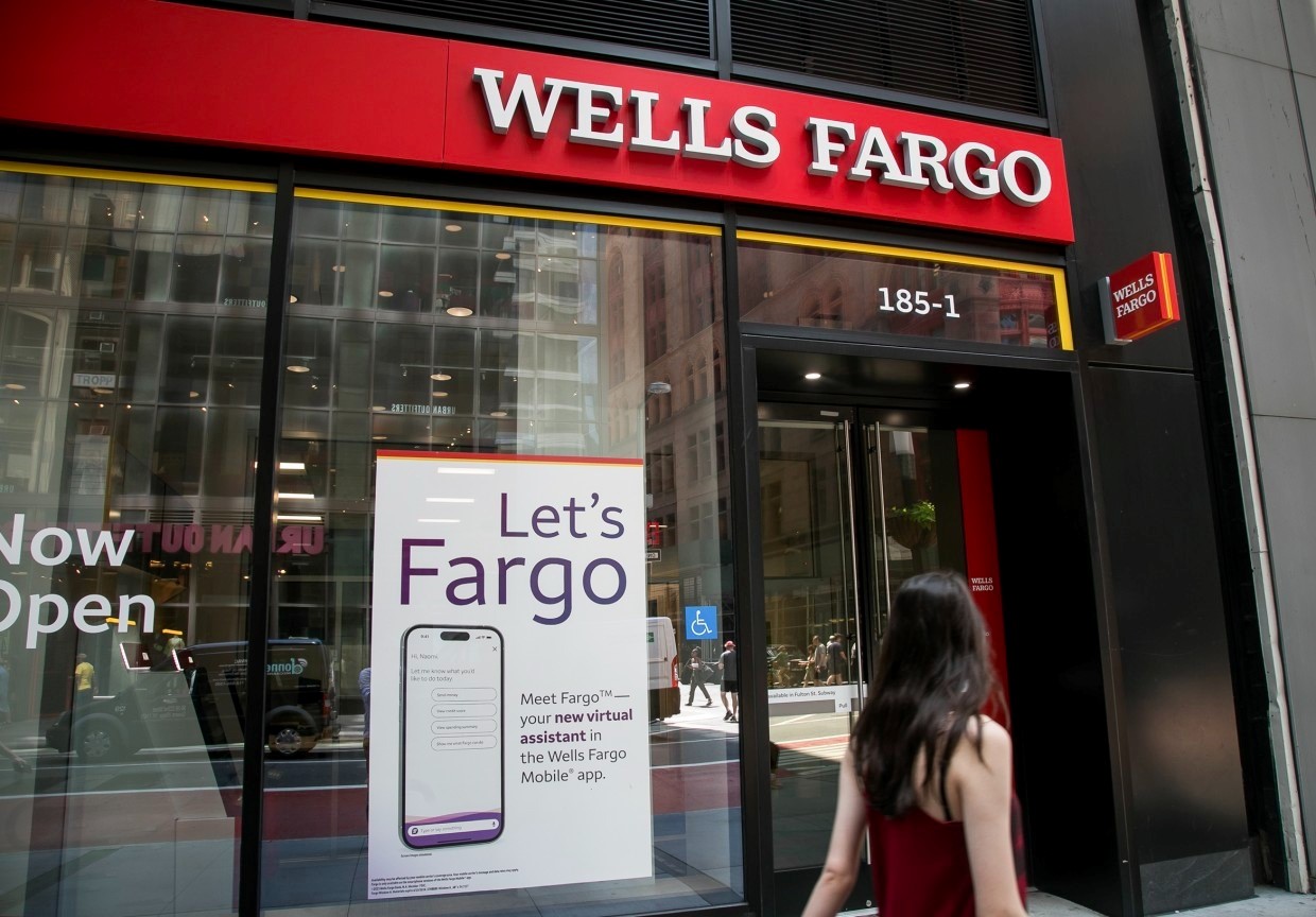 Wells fargo customers report missing deposits from bank accounts