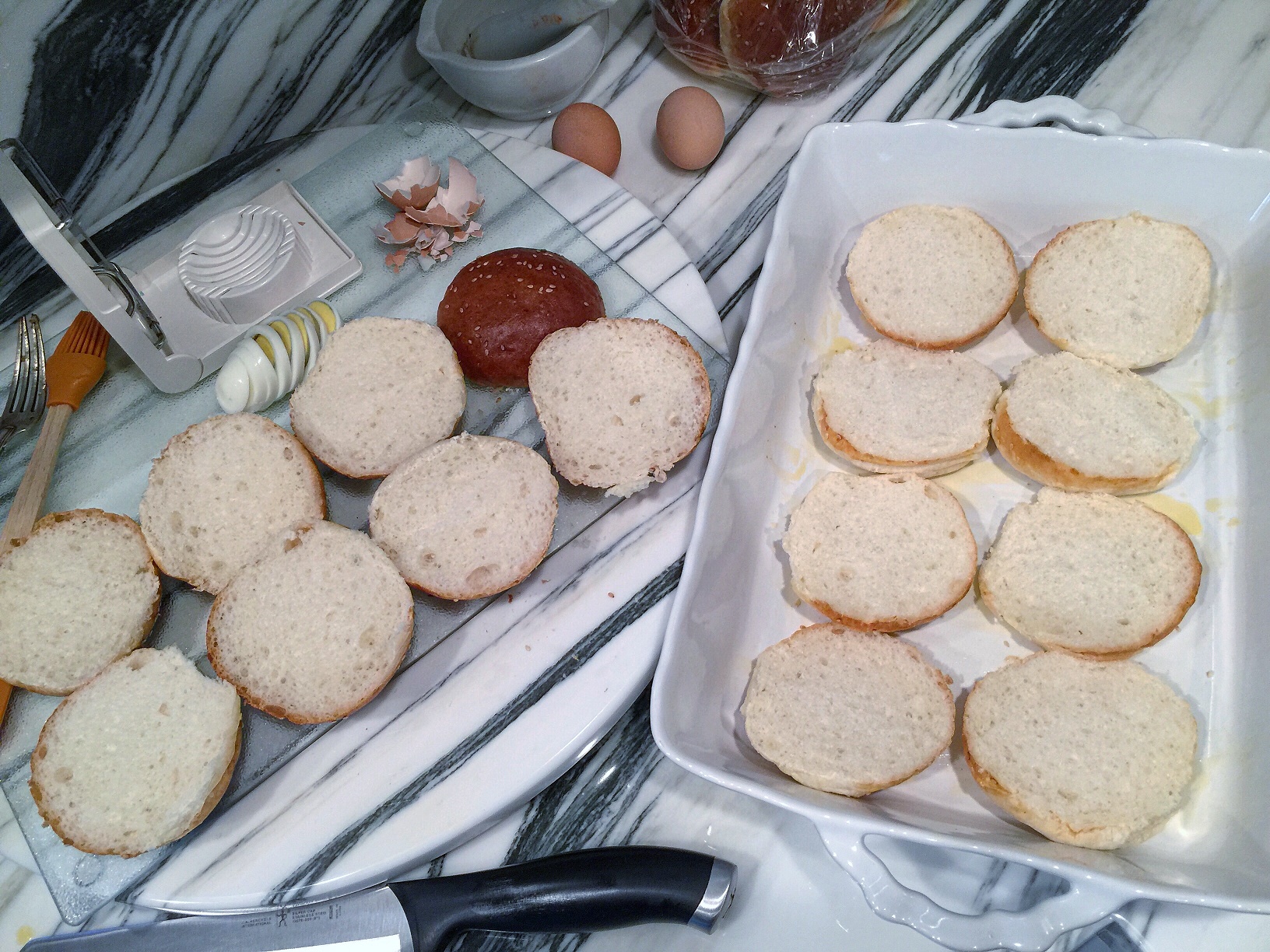 Cut slider buns in half