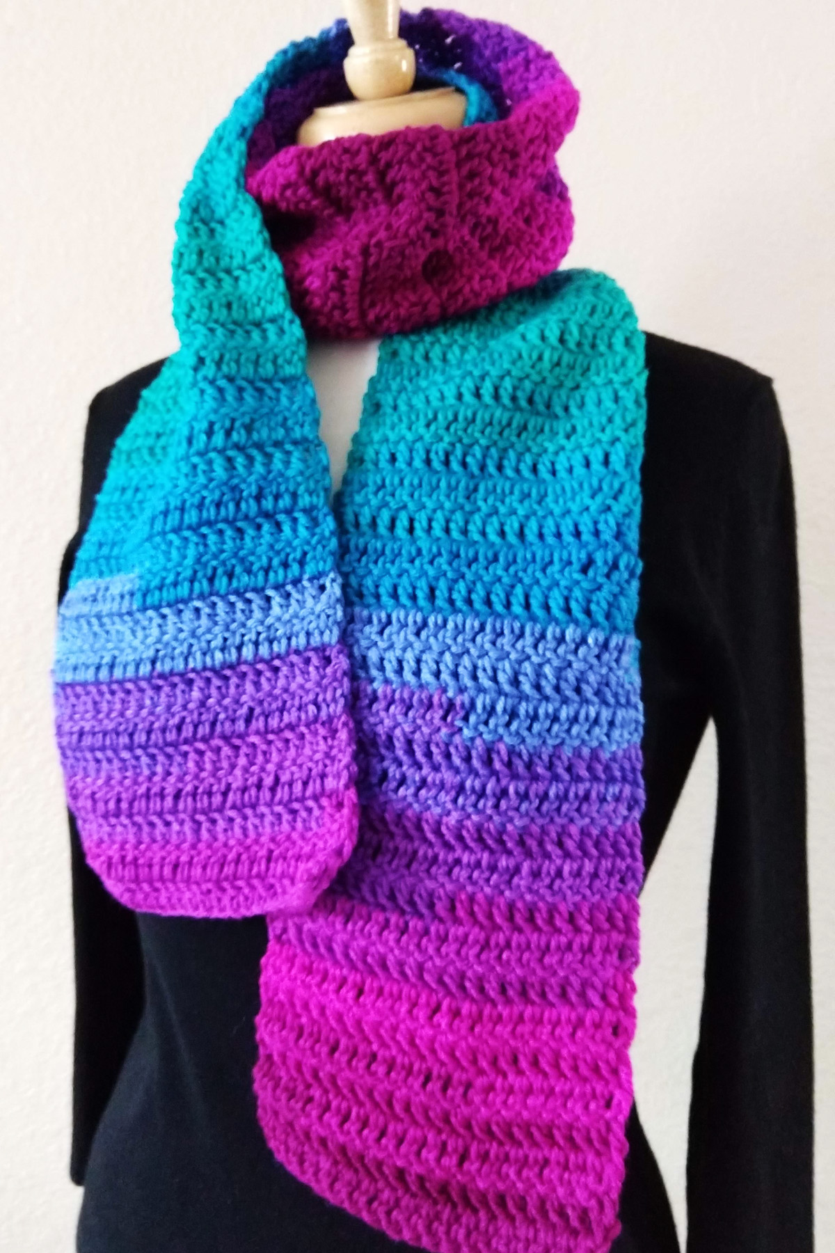 The larger the yarn and the lighter the color, the easier it will be to see your stitches. Easy Beginner Double Crochet Scarf - The Crochet