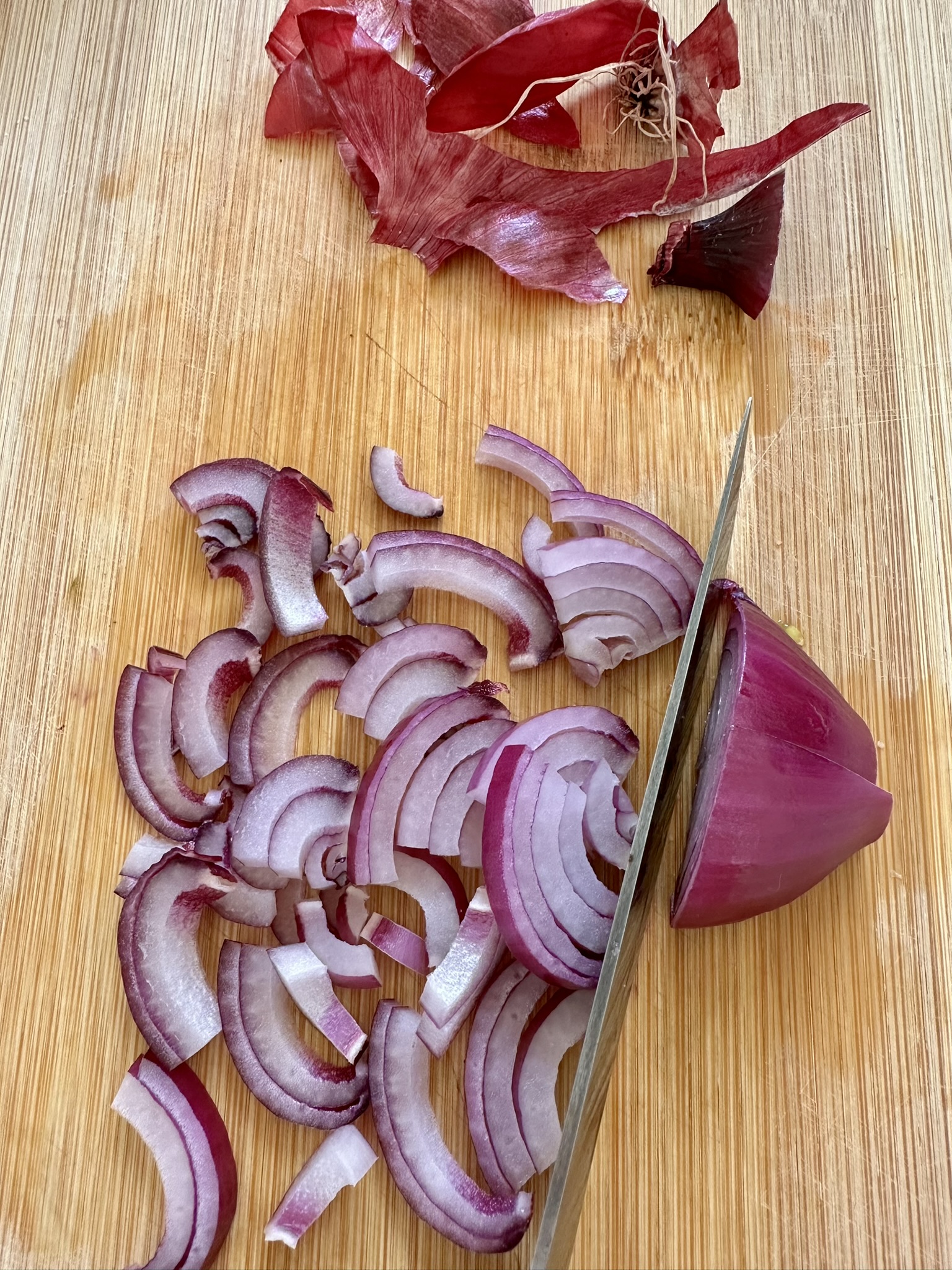 sliced red onion