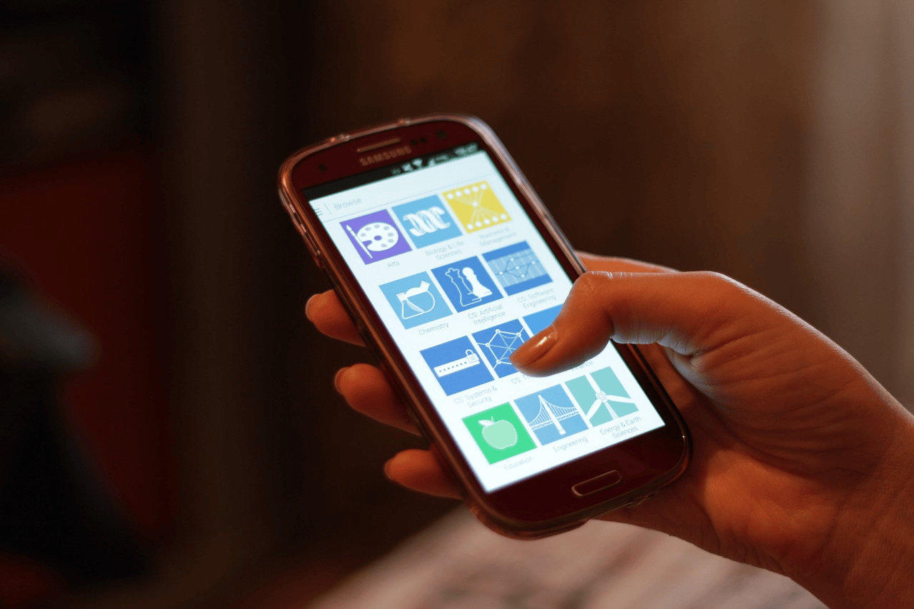 No Phones, All Day: Virginia Lawmakers Advance Strict School Device Policy