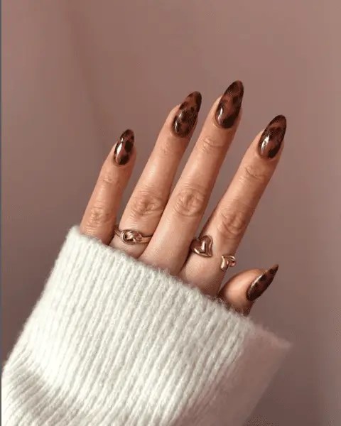 Trendy nail designs for 2025 featuring tortoishelle nails, perfect for stylish and modern manicures.