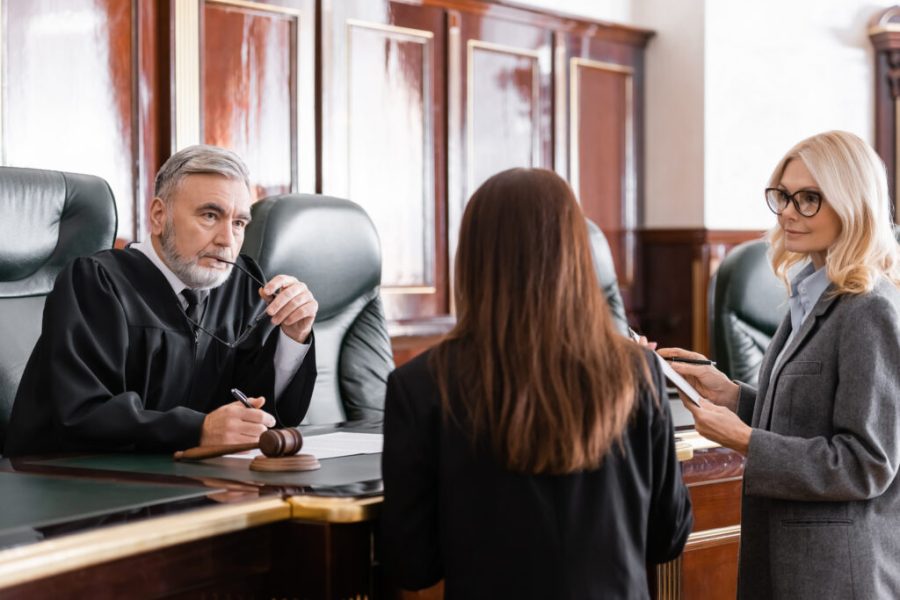 Desmitificación de los juicios sin jurado: Comprender el proceso y sus implicaciones