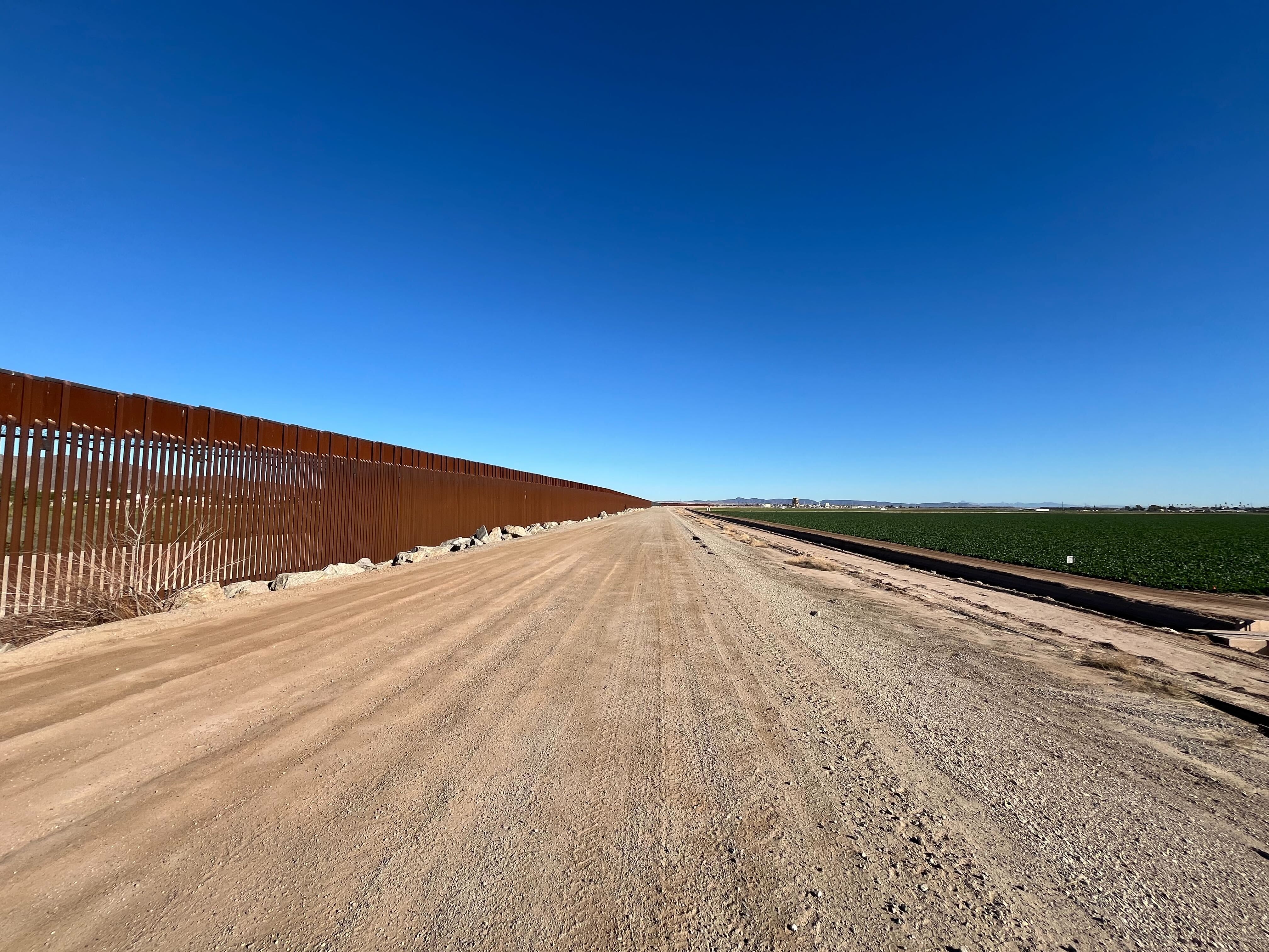 トップス At Last WIDE BORDER The Dormant Border Crisis at the Sunniest City on Earth - Grayson