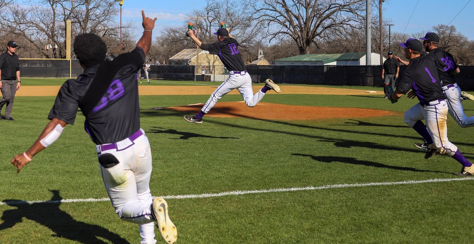 20BASEvsOC___Celebrate_Walk_Off