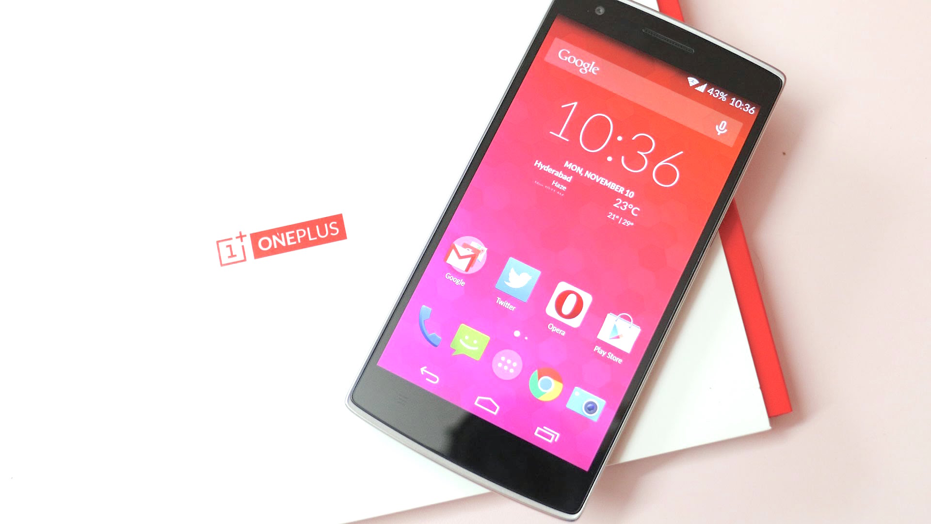 The OnePlus, out of the box, adopts a very stock 'vanilla' Android look, and we like it.