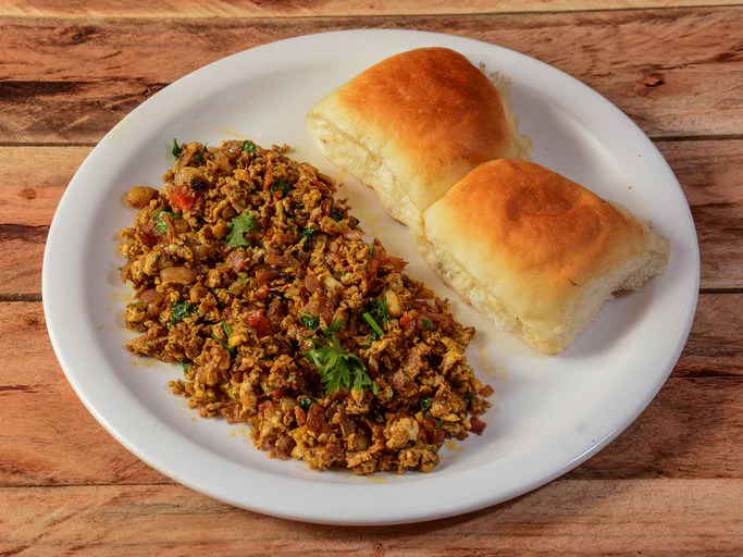 Street Food In Mumbai- What To Try And Where To Find It? 7 Anda Bhurji Pav