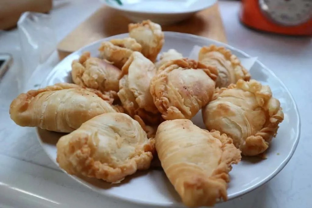 Street Food In Kolkata- 60 Things To Try, Where To Find It, And More 13 samosa