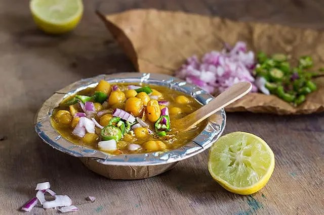 Street Food In Kolkata- 60 Things To Try, Where To Find It, And More 9 ghugni chaat recipe