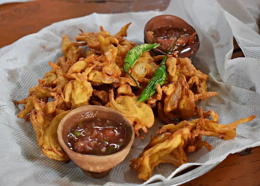 Street Food In Delhi- The Ultimate Guide + 51 Delicious Dishes To Try 16 pakoda street food in delhi