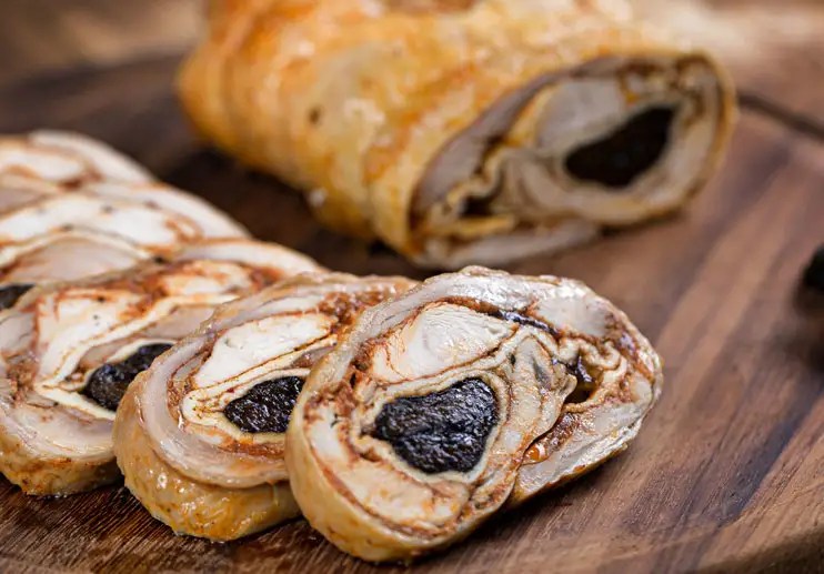 Russian New Year Food- 27 Delicious Festive Russian Dishes 18 Meat Roulette with Prunes