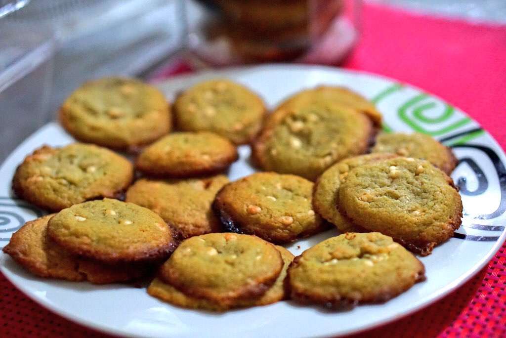 INCORRECT CHOICE OF MATCHA POWDER EFFECT: You don't want your cookies to look identical with the typical cookies you bake. It should look distinctive, it's matcha. 