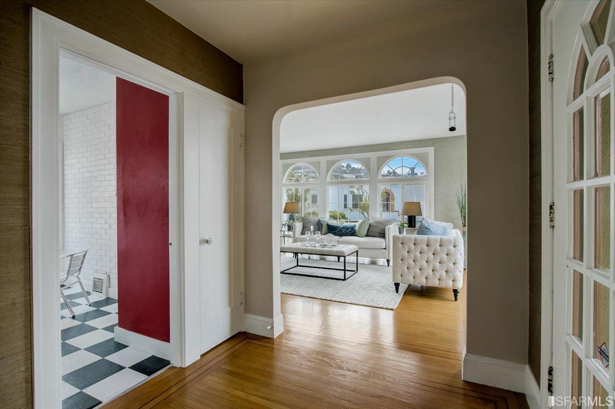 CrockerAmazon Looker Asks 1.1 Million, With a Bonus the Front Steps