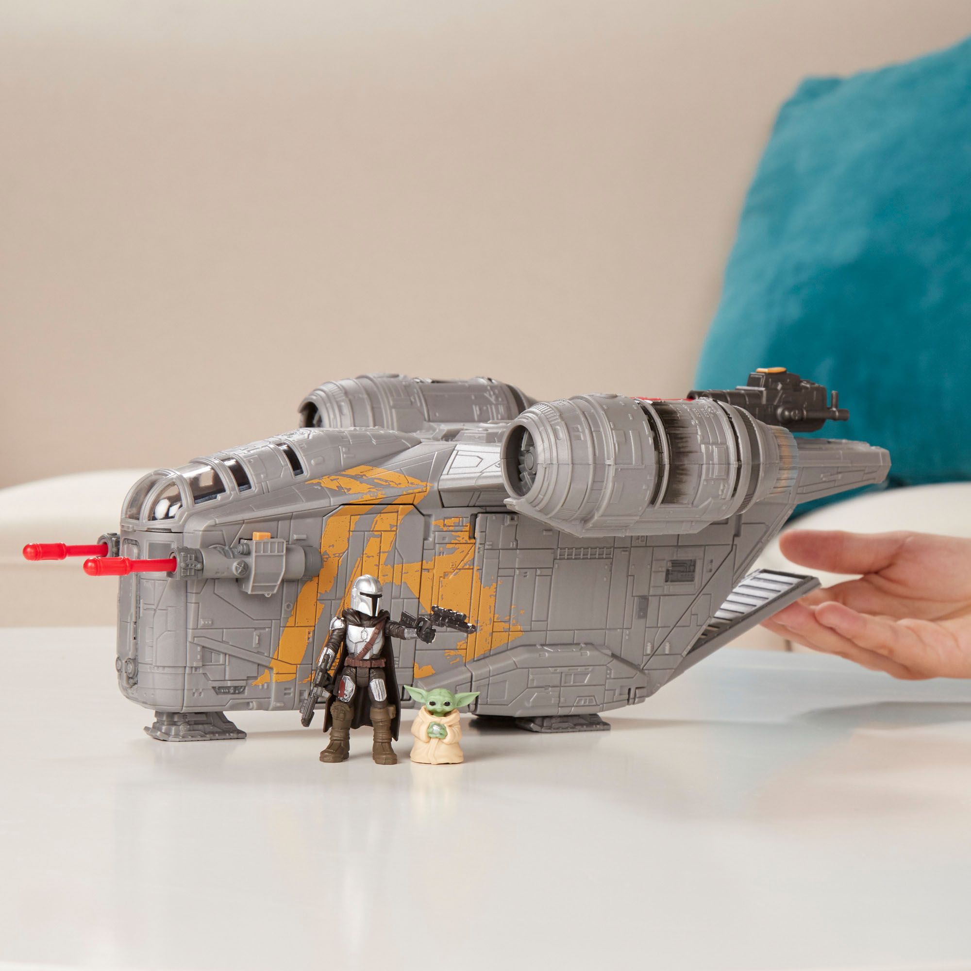 STAR-WARS-MISSION-FLEET-RAZOR-CREST-OUTER-RIM-RUN-Figure-and-Vehicle-2-Pack-lifestyle-2