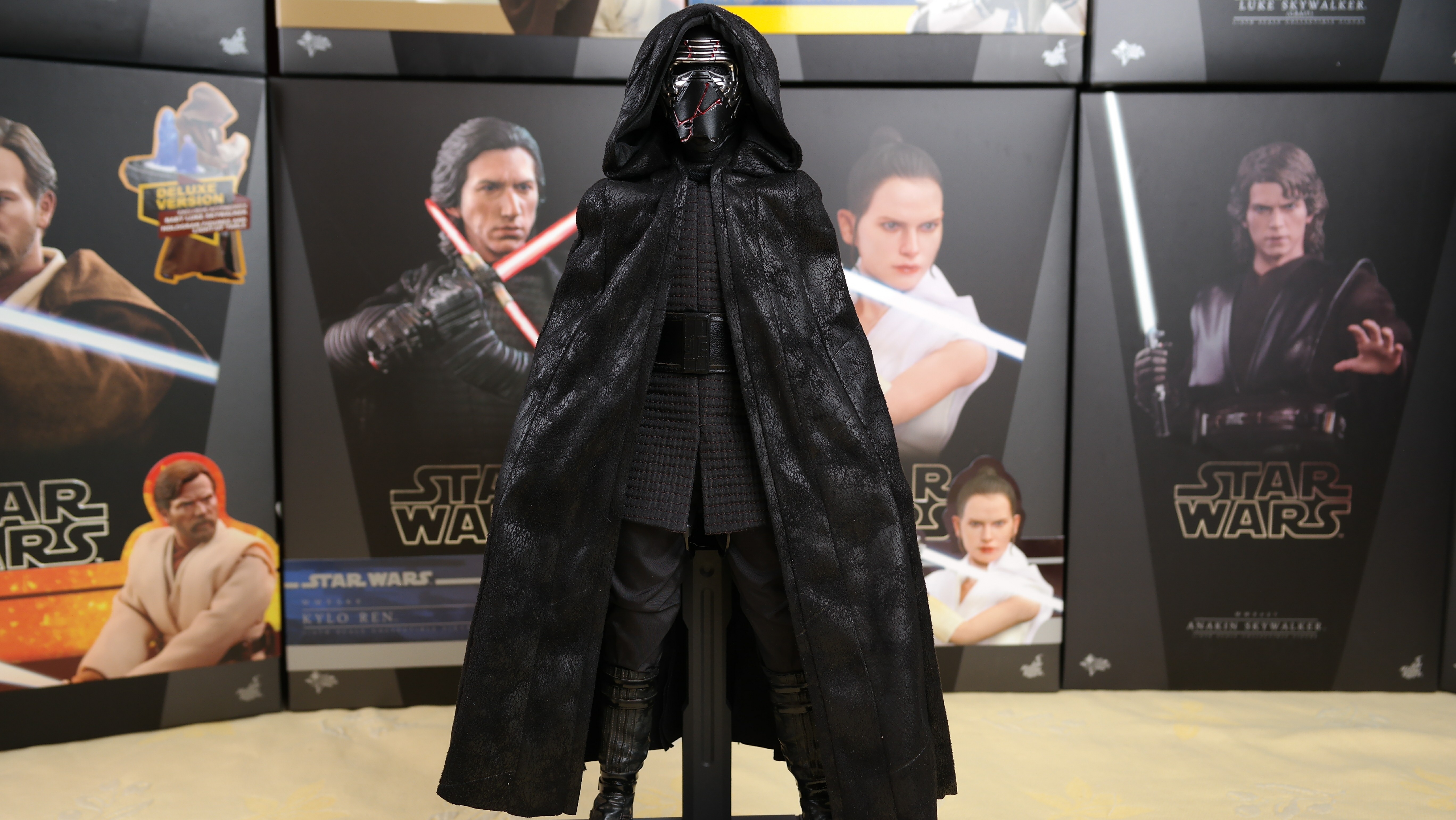 Hot Toys Kylo Ren (The Rise Of Skywalker)