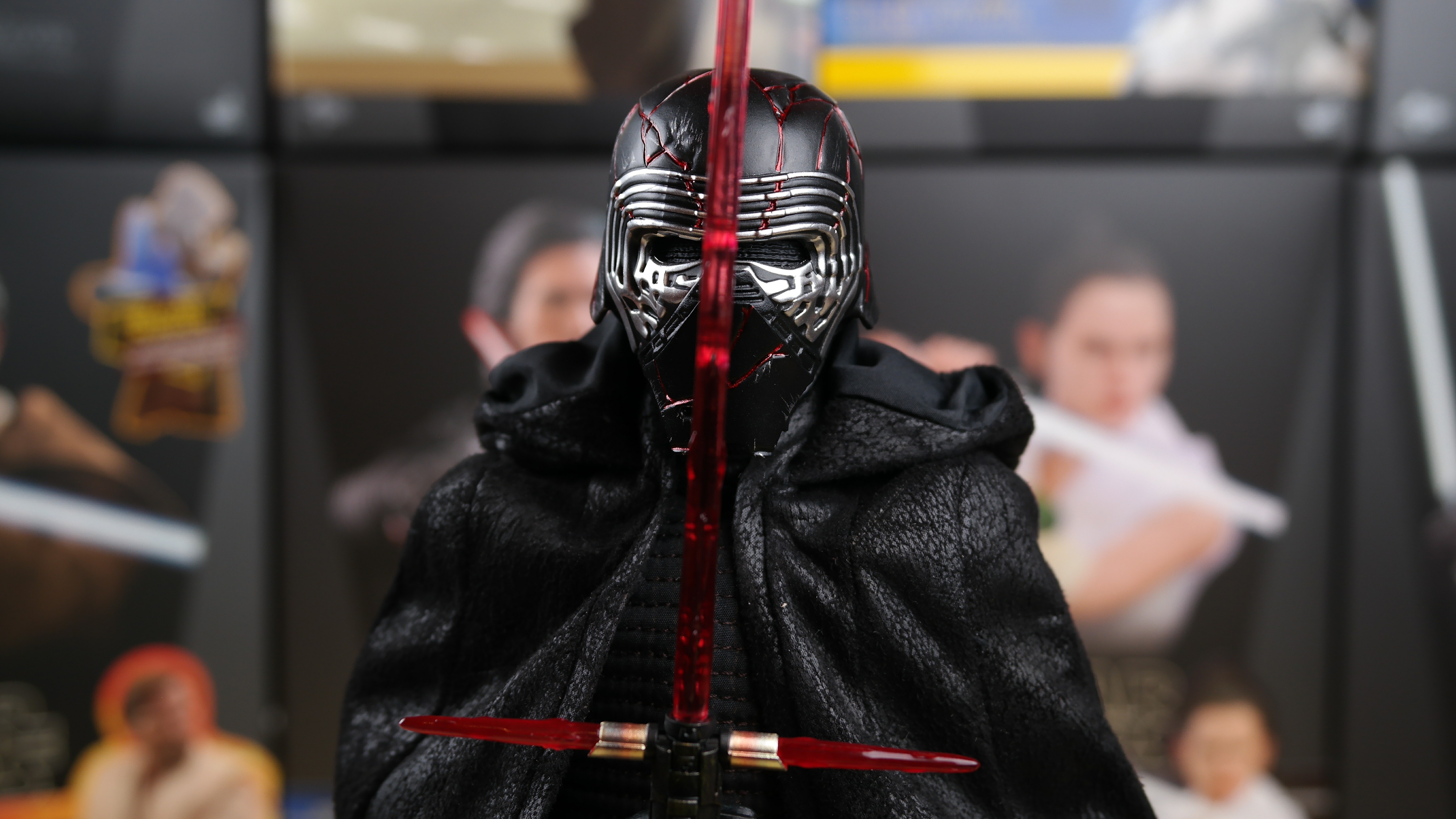 Hot Toys Kylo Ren (The Rise Of Skywalker)