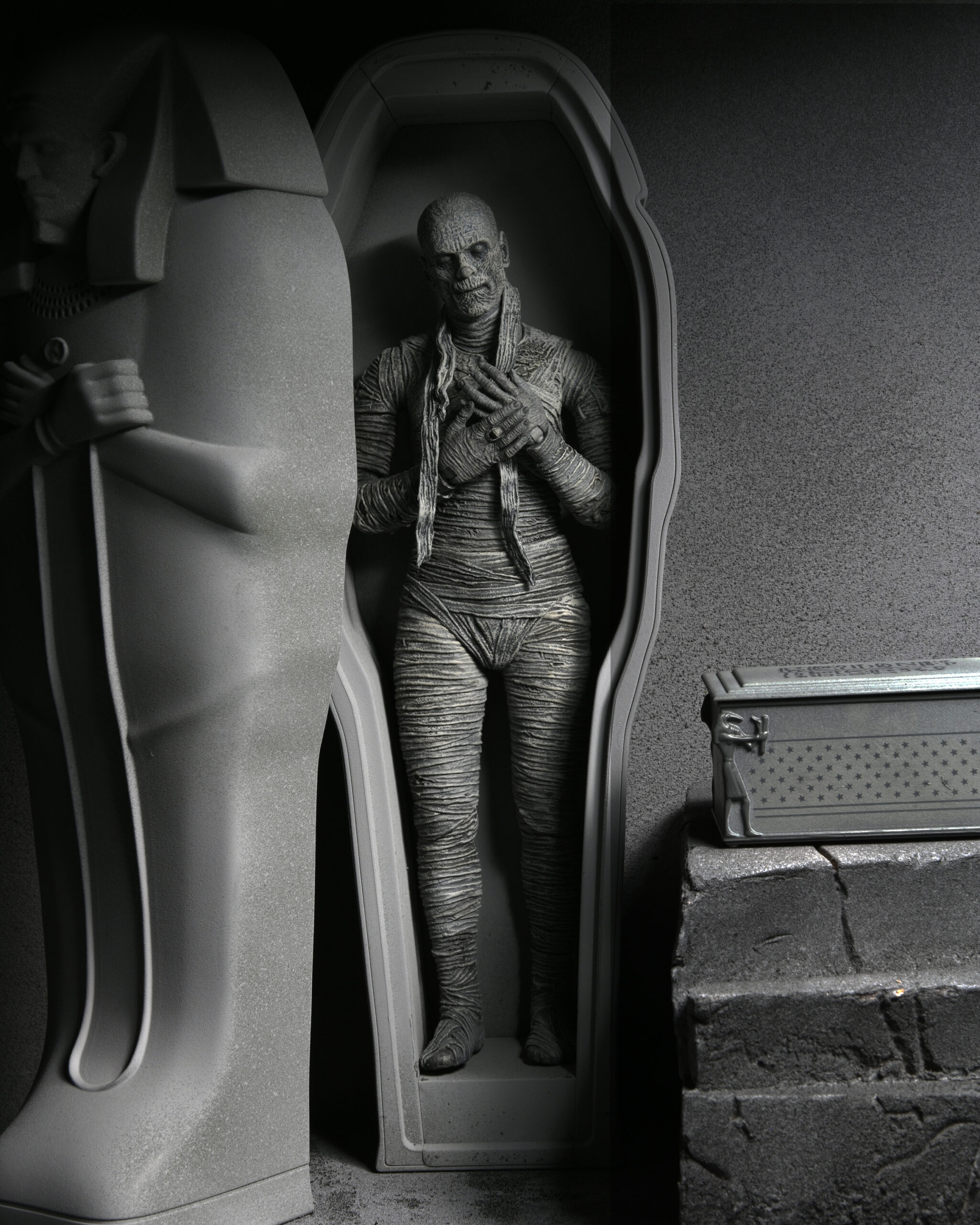 NECA-Mummy-BW-002