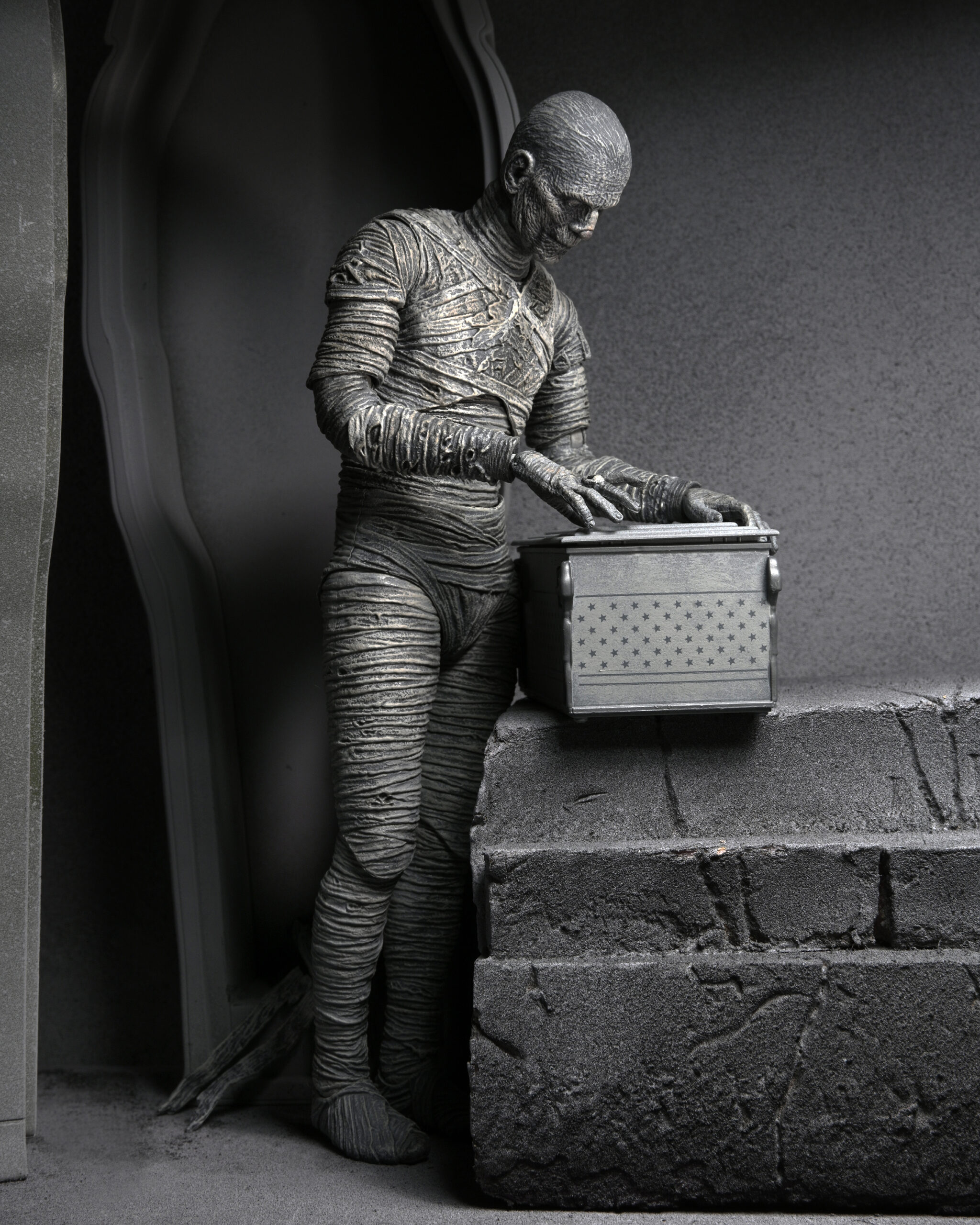 NECA-Mummy-BW-009