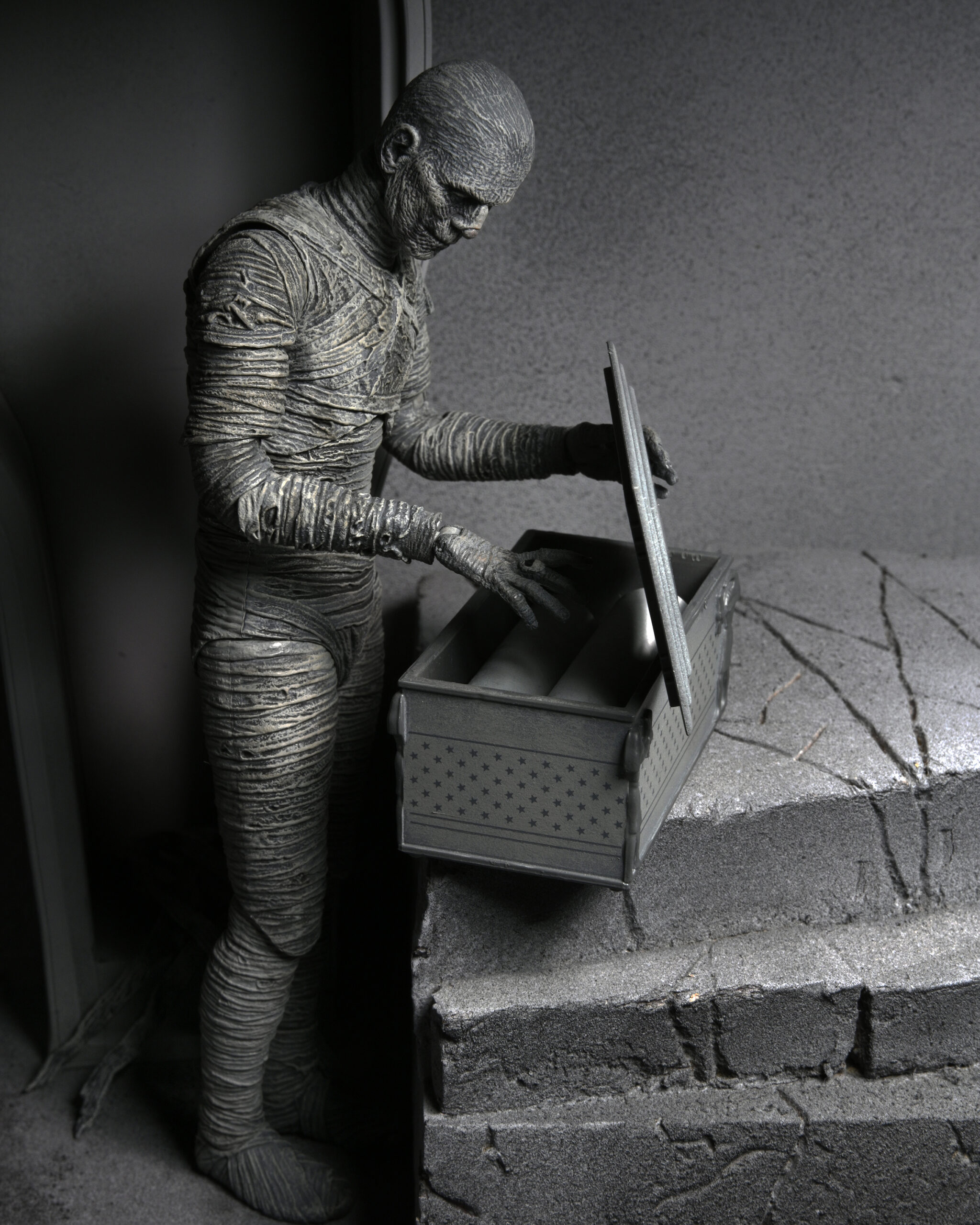 NECA-Mummy-BW-010