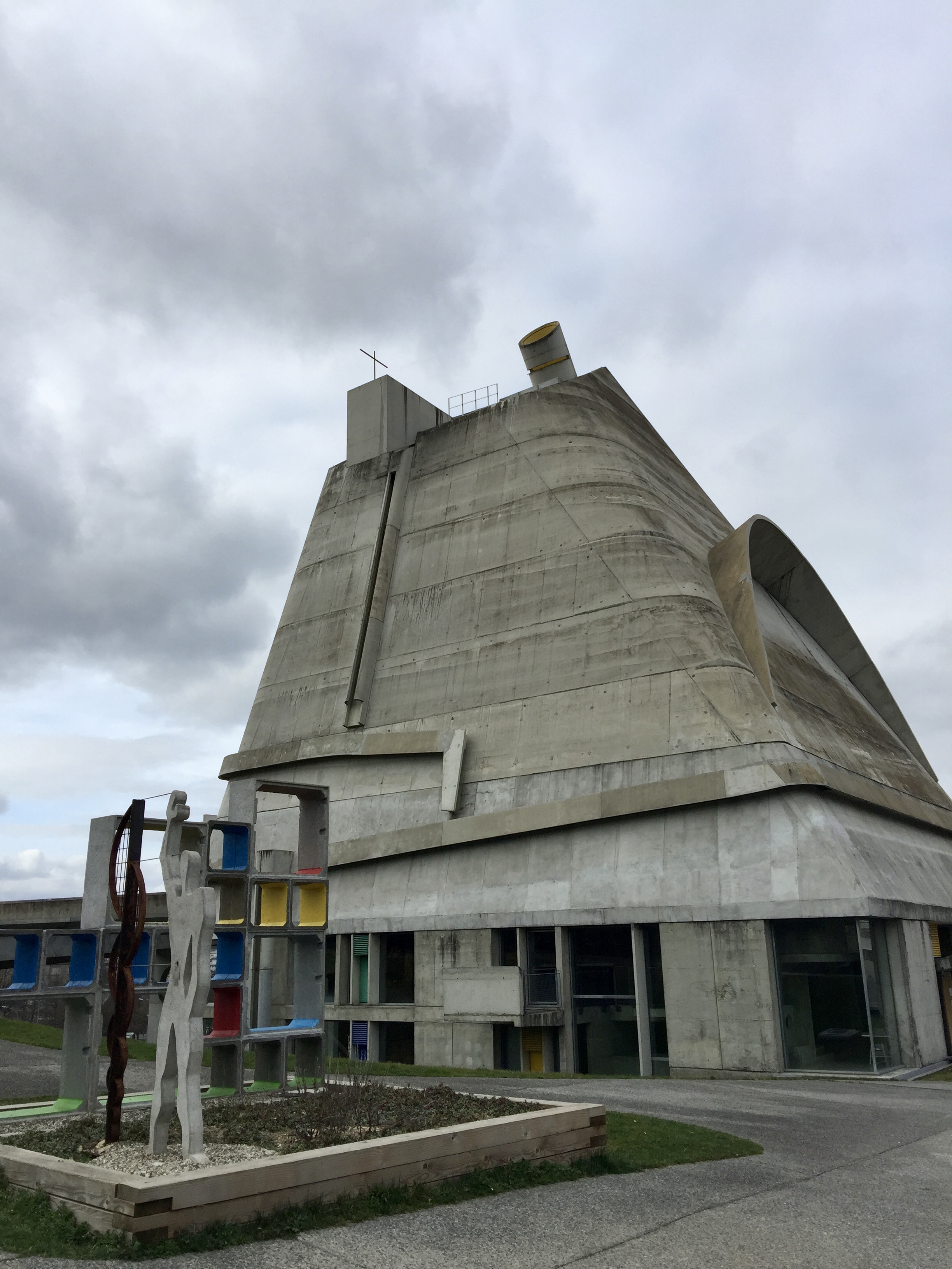 extérieur de l'église Saint-Pierre de Firminy construite entre 1973 et 2006 selon les plans de Le Corbusier