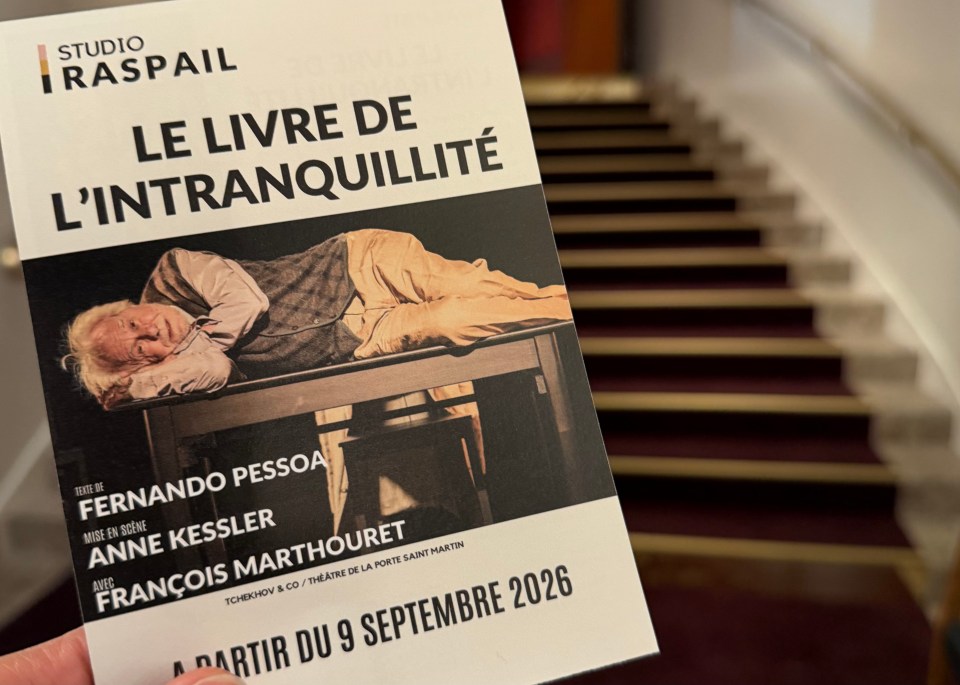 Affiche du spectacle 'Le livre de l'intranquillité' au Studio Raspail, mettant en avant le nom de l'auteur Fernando Pessoa, de la metteuse en scène Anne Kessler et de l'acteur François Marthouret, avec un fond de marches menant à une scène.