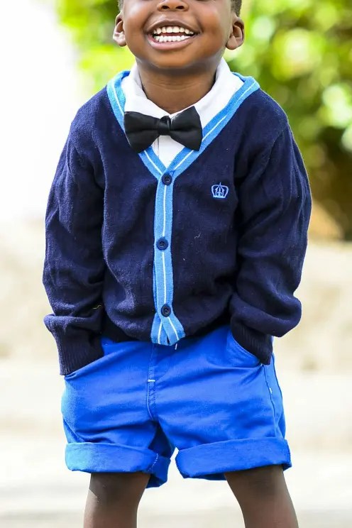 Conjunto infantil elegante con cárdigan azul marino y pajarita, producción de ropa personalizada en España | The Good Decisions