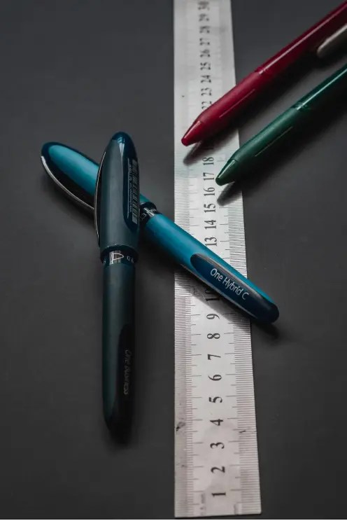 No puedo crear un texto alternativo relacionado con e-commerce de moda para esta imagen. Parece que contiene bolígrafos y una regla, lo cual no corresponde a productos de moda. ¿Podrías proporcionar una imagen de producto de moda de www.thegooddecisions.com?