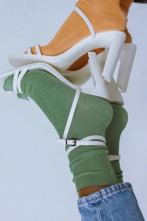 “Sandalias de tacón blancas con calcetines verdes acanalados, detalle audaz – producción de ropa personalizada en España | The Good Decisions”