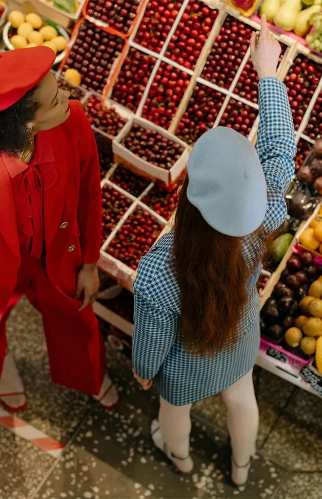 Photo of two models shopping at a supermaket.
