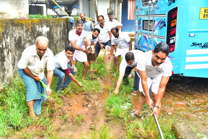 Edavannapara bus stand area cleaned by the traders in the area.